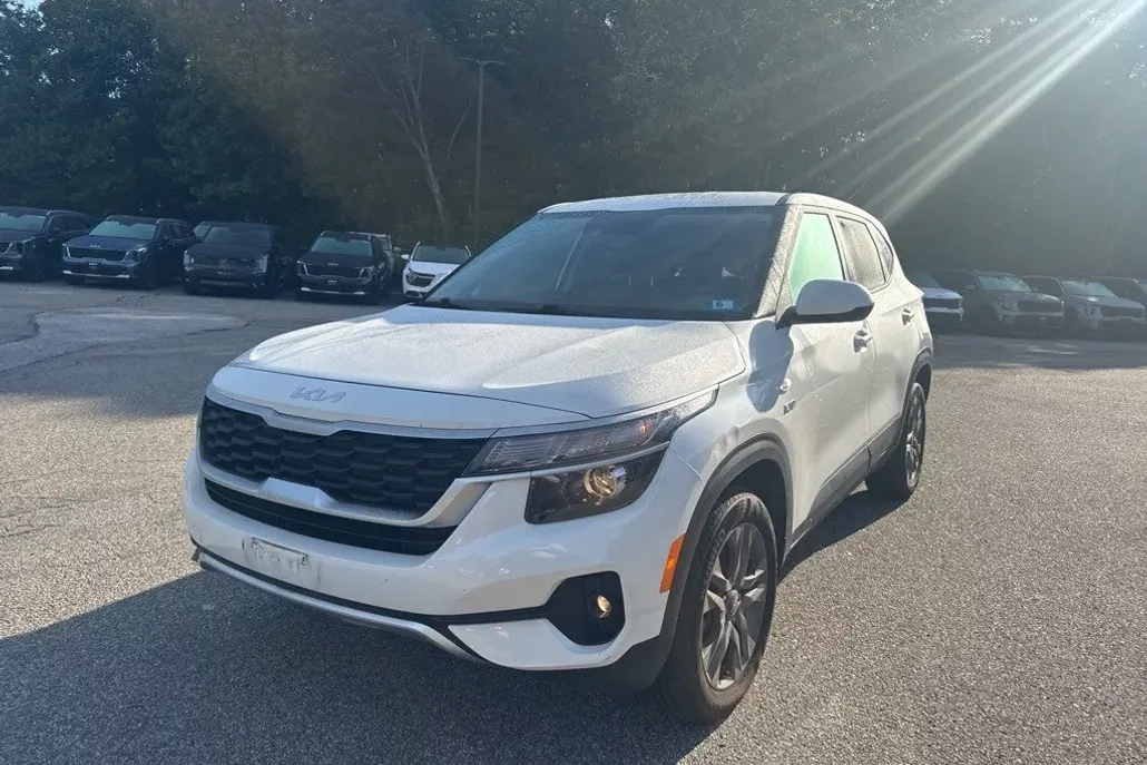 2023 Kia Seltos LX photo 1