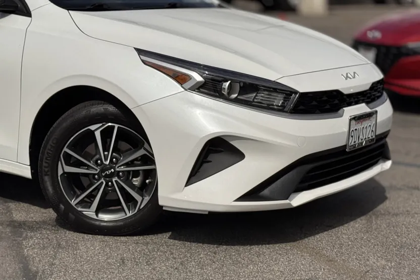 2023 Kia Forte LXS photo 1
