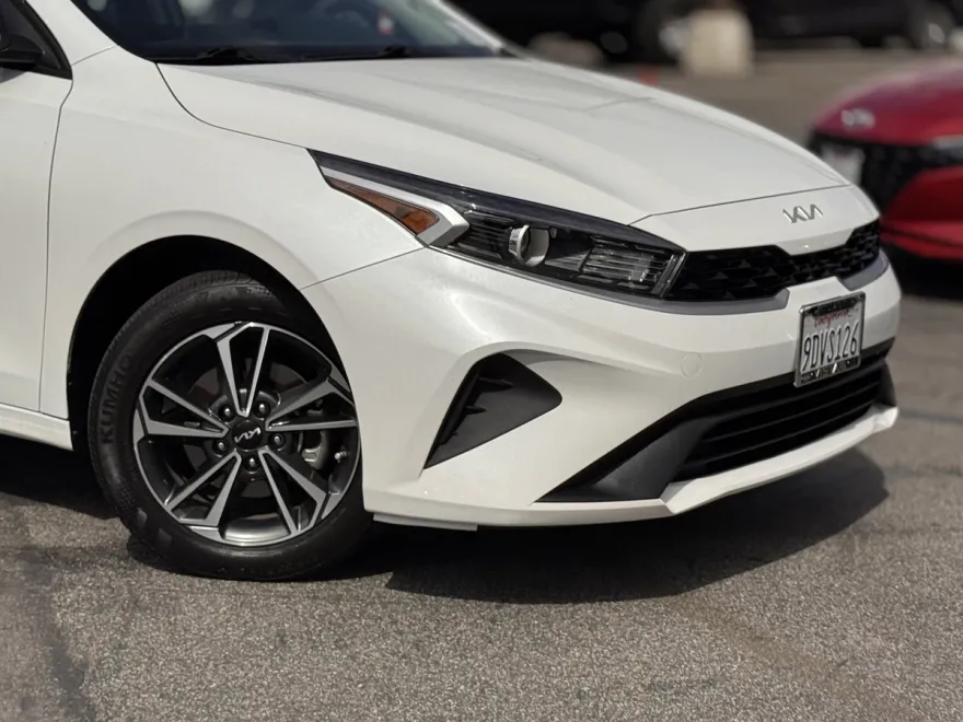2023 Kia Forte LXS photo 1