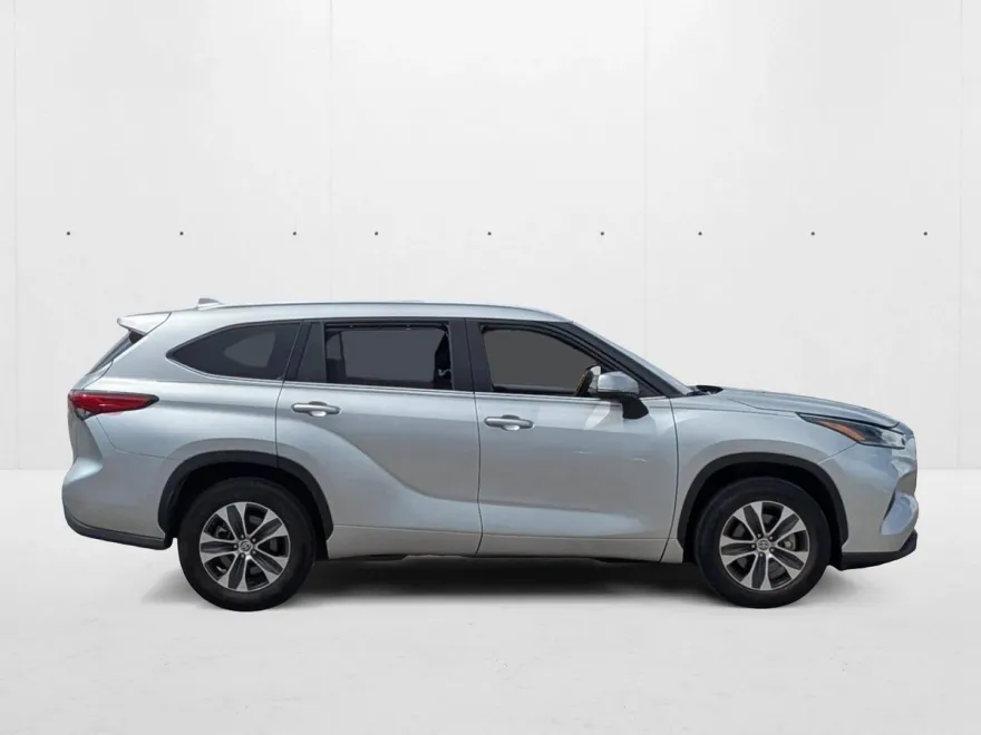 2021 Toyota Highlander XLE photo 1