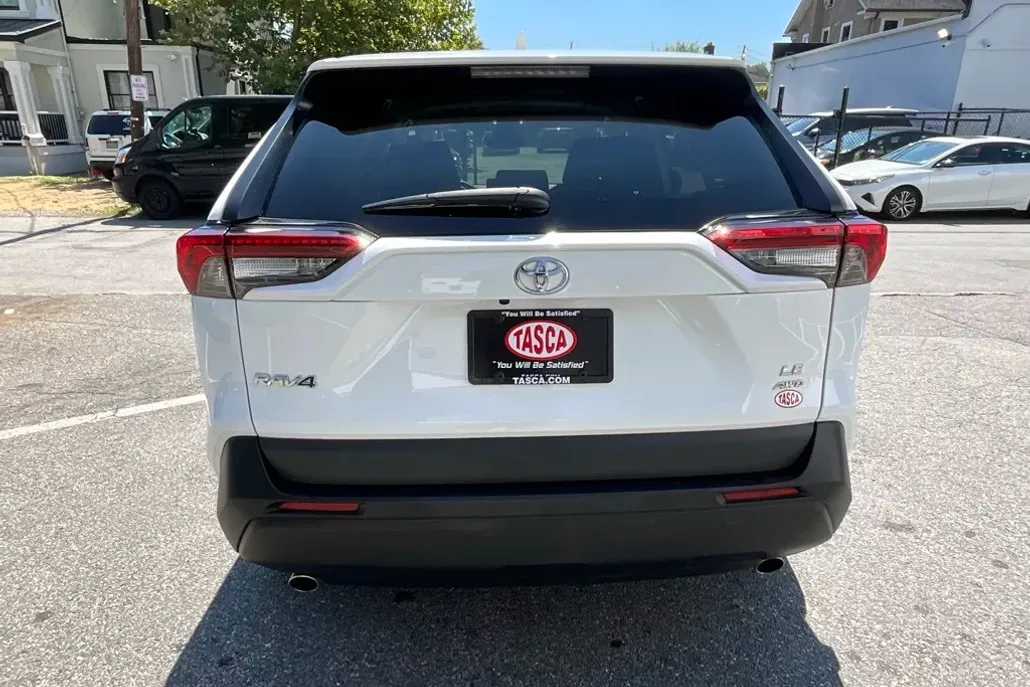 2022 Toyota RAV4 LE photo 1