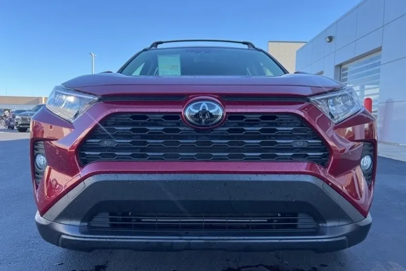 2019 Toyota RAV4 XLE Premium photo 1