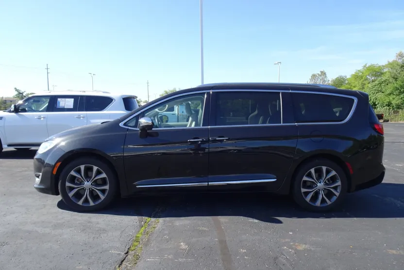 2017 Chrysler Pacifica Limited photo 1