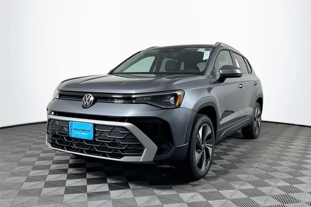 2025 Volkswagen Taos SE photo 1