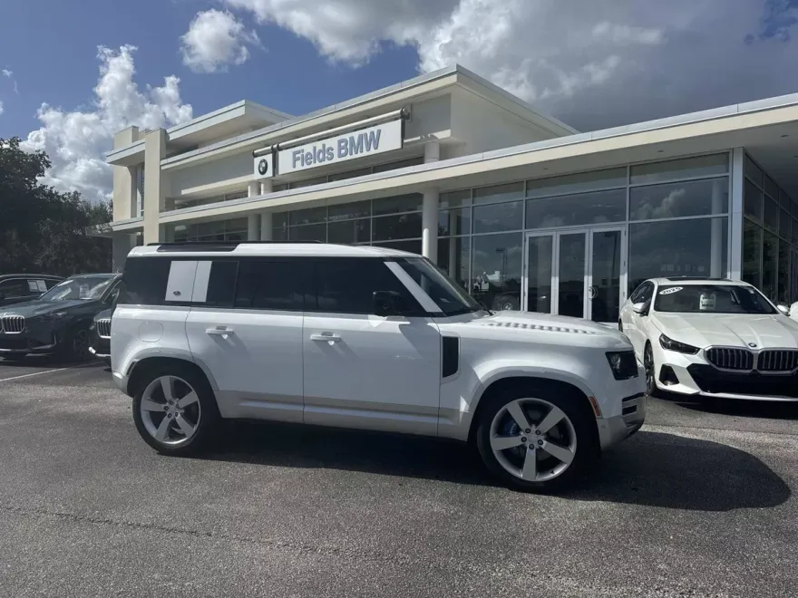 2023 Land Rover Defender 110 SE photo 1