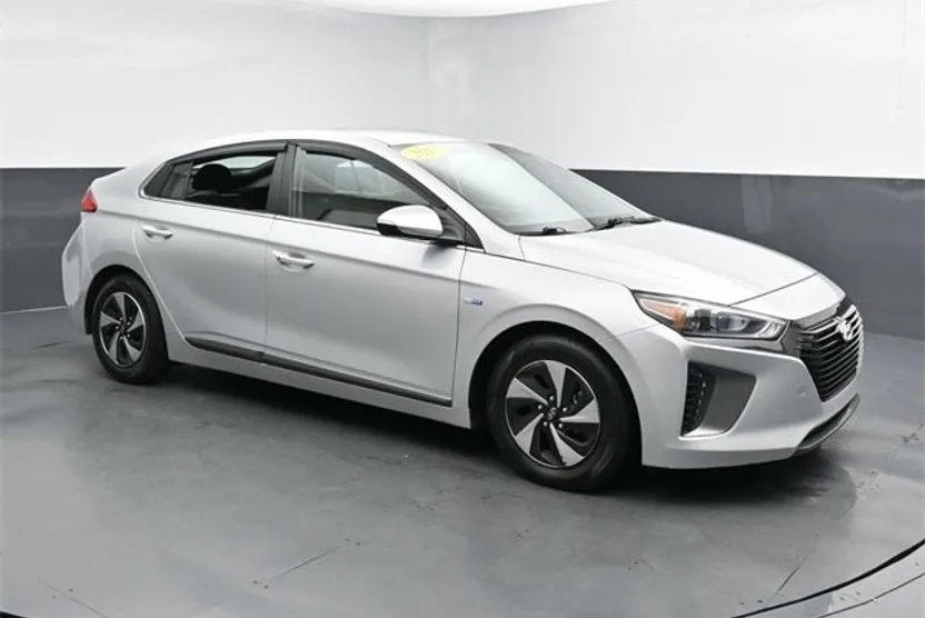 2017 Hyundai Ioniq SEL photo 1
