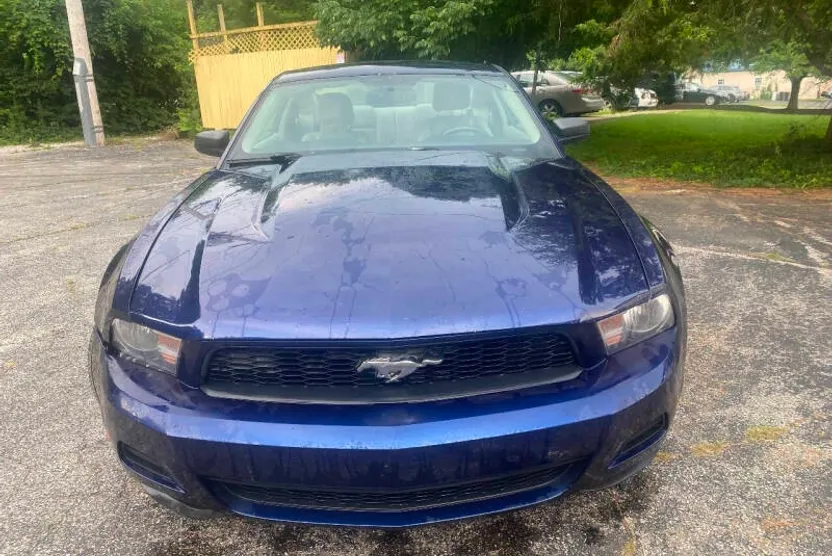 2010 Ford Mustang V6 Premium photo 1