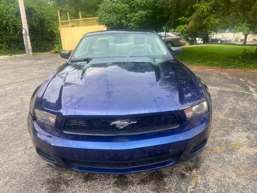 2010 Ford Mustang V6 Premium photo 1