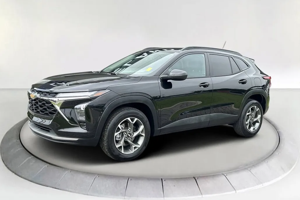 2024 Chevrolet Trax LT photo 1