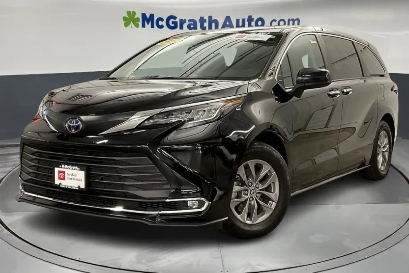 2022 Toyota Sienna XLE photo 1