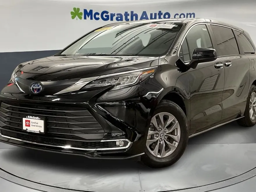 2022 Toyota Sienna XLE photo 1
