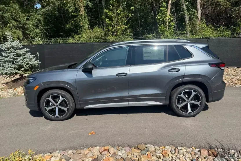 2025 Volkswagen Tiguan SE photo 1