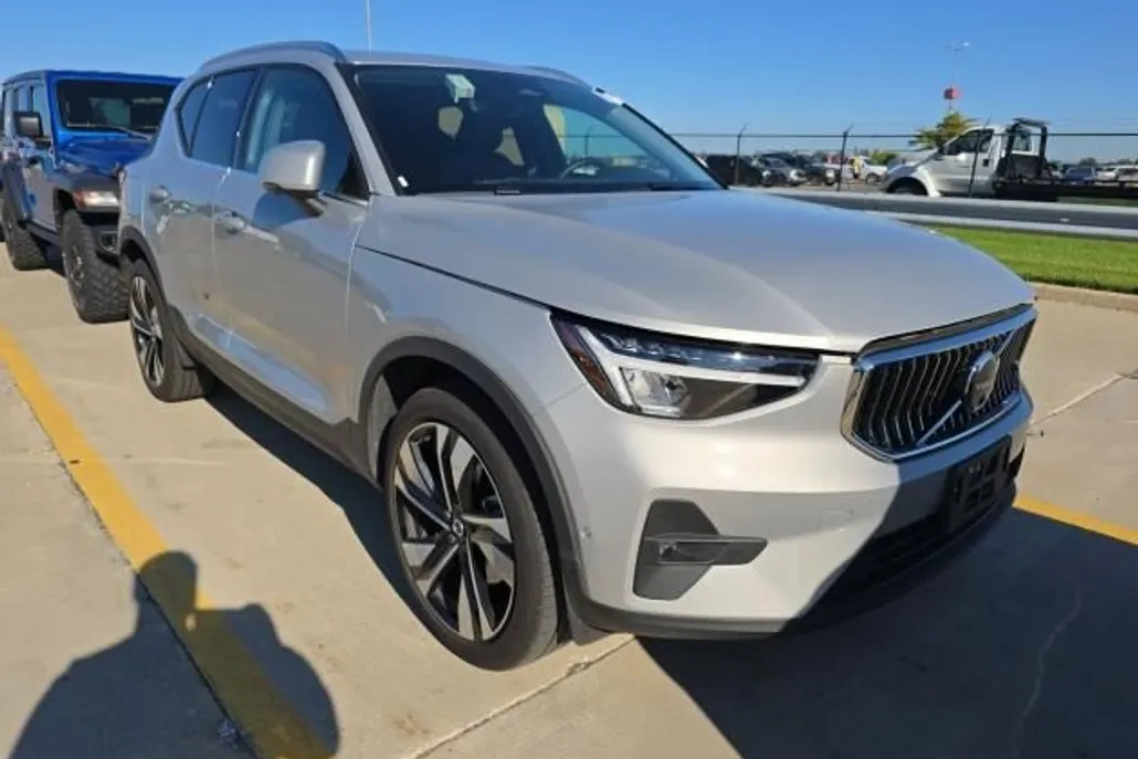 2025 Volvo XC40 Plus photo 1