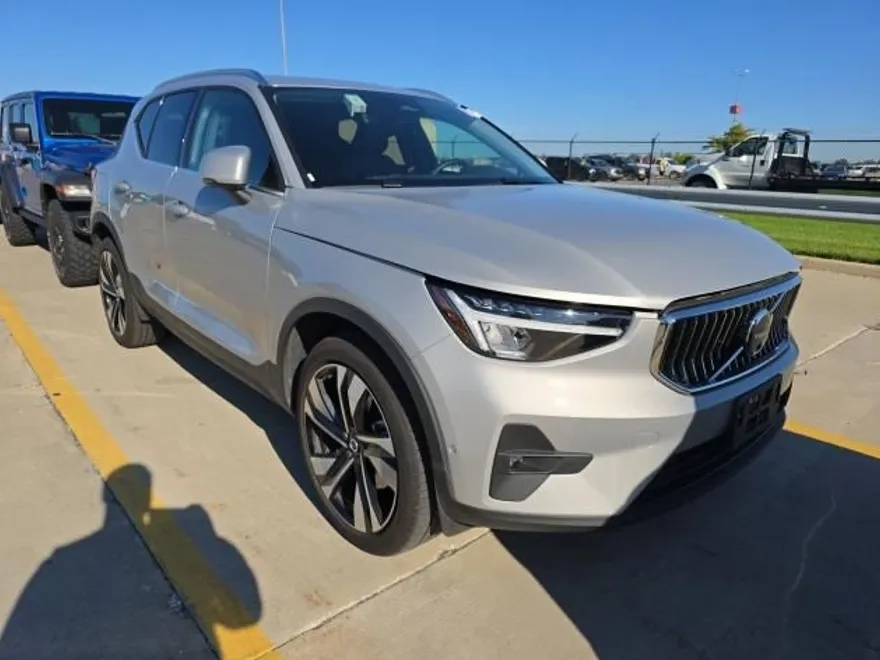 2025 Volvo XC40 Plus photo 1