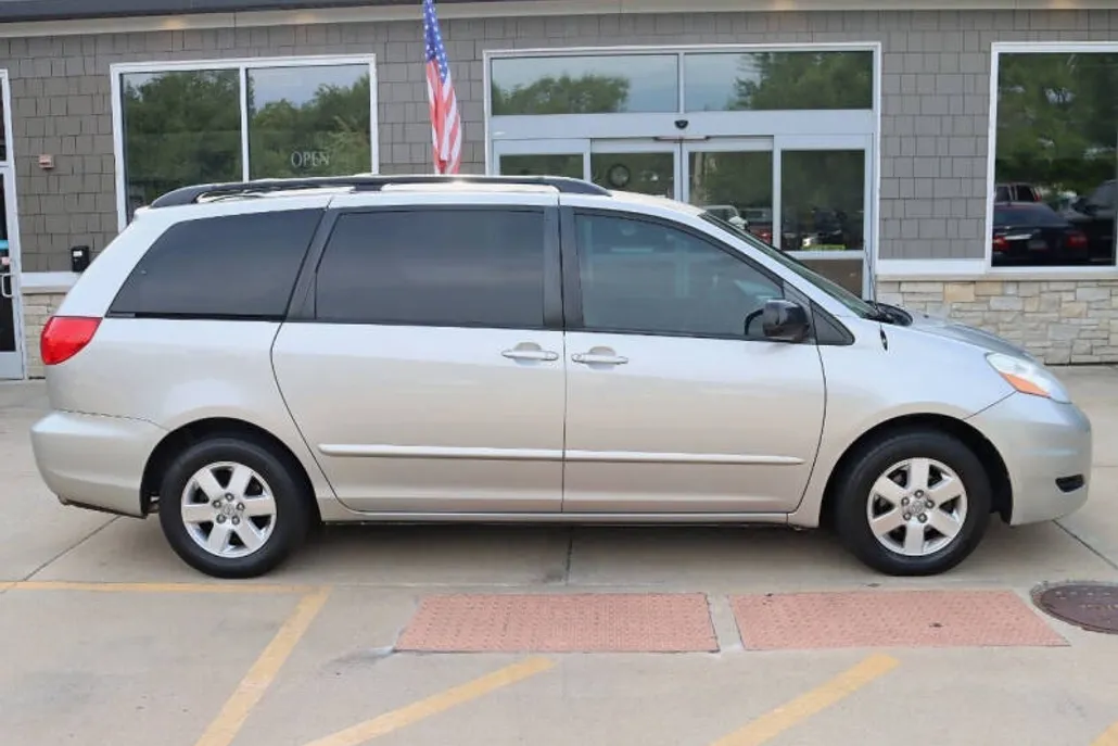 2008 Toyota Sienna LE photo 1