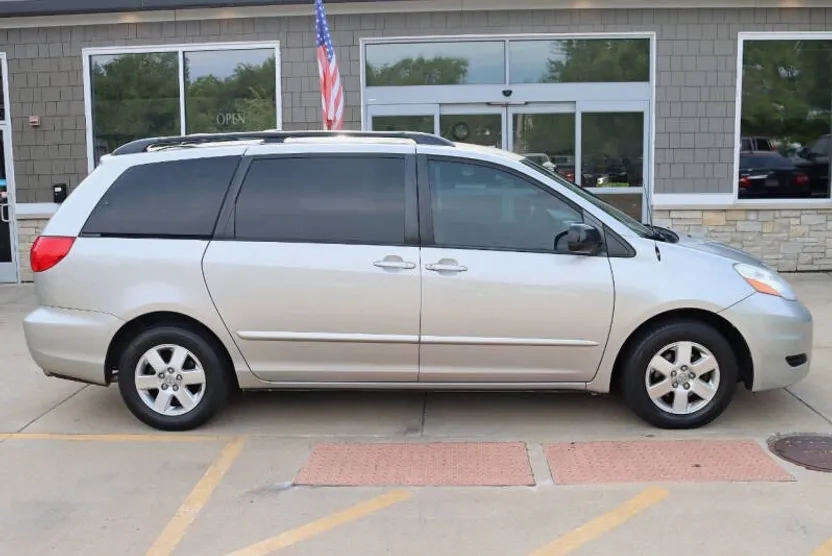 2008 Toyota Sienna LE photo 1