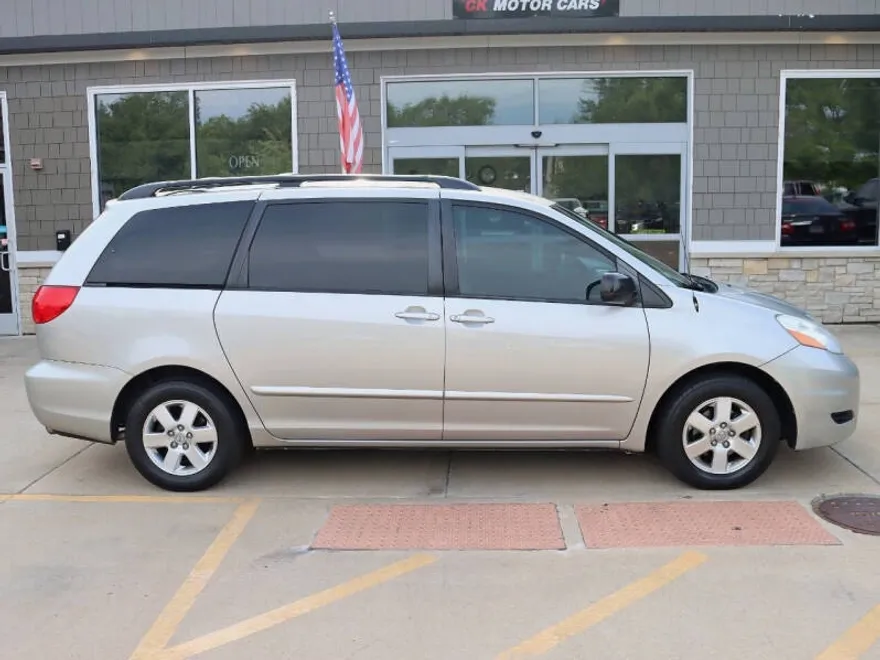 2008 Toyota Sienna LE photo 1