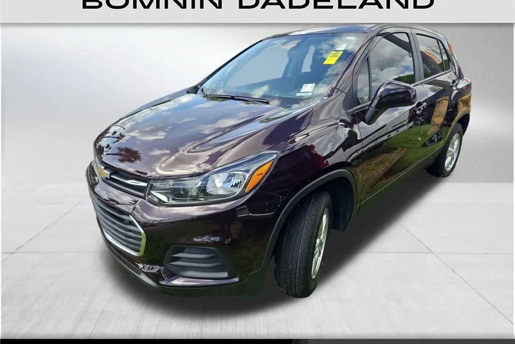 2022 Chevrolet Trax LS photo 1
