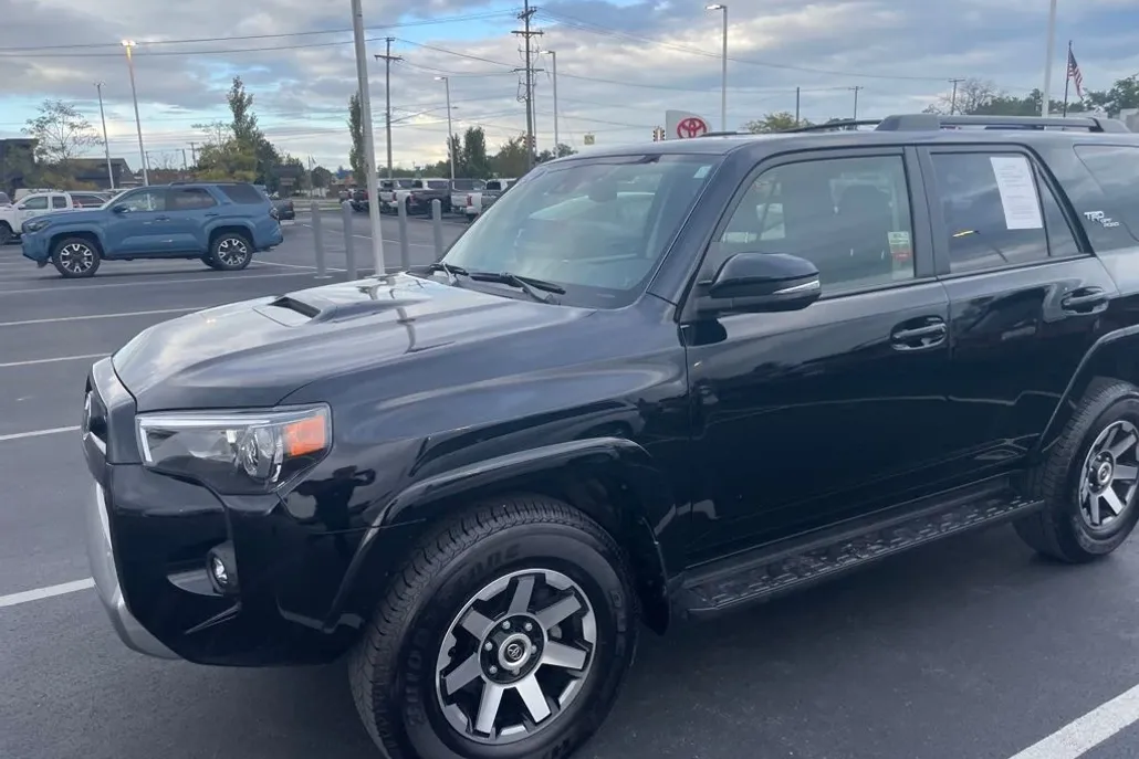 2024 Toyota 4Runner TRD Off-Road Premium photo 1