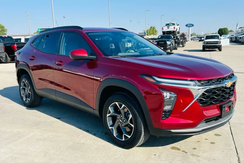 2024 Chevrolet Trax LT photo 1