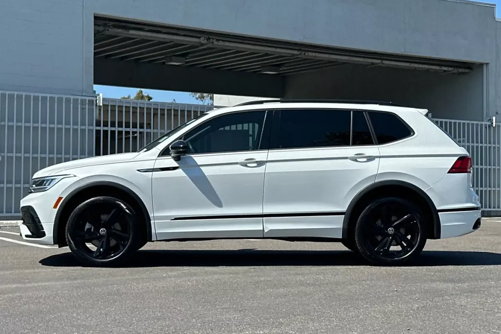 2024 Volkswagen Tiguan SE R-Line Black photo 1