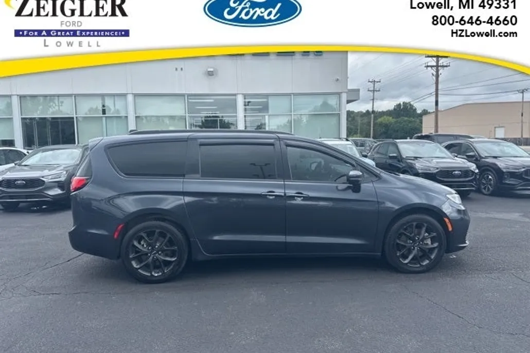 2021 Chrysler Pacifica Touring L photo 1