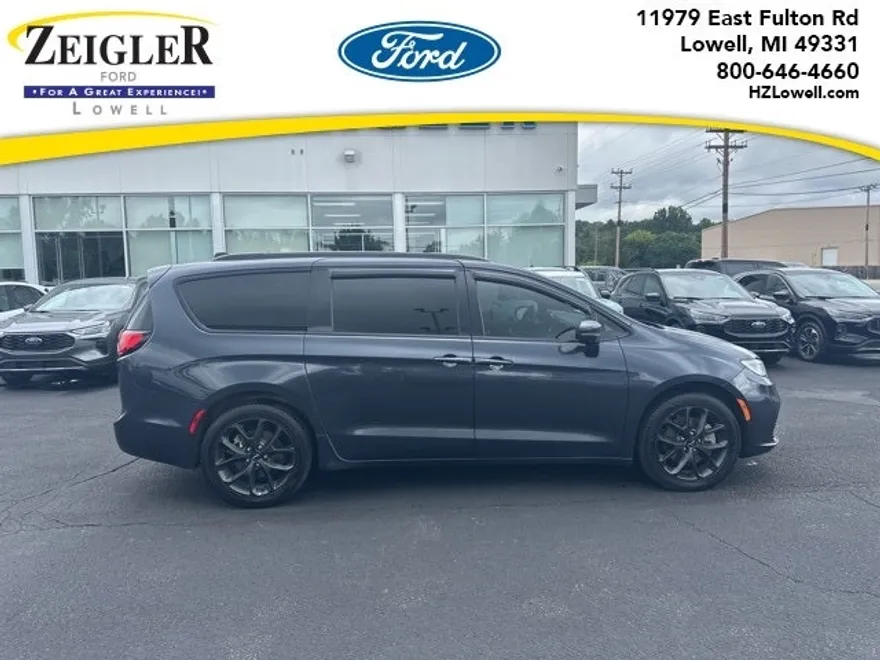 2021 Chrysler Pacifica Touring L photo 1