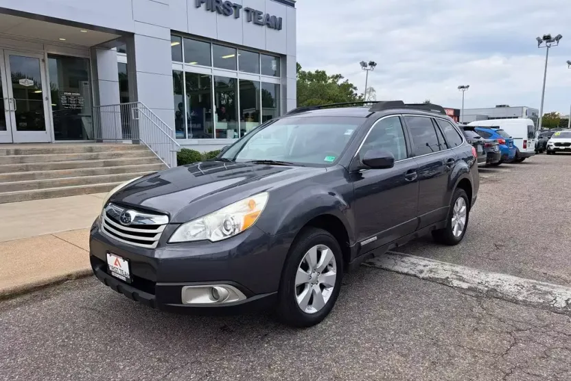 2011 Subaru Outback 2.5i Premium photo 1