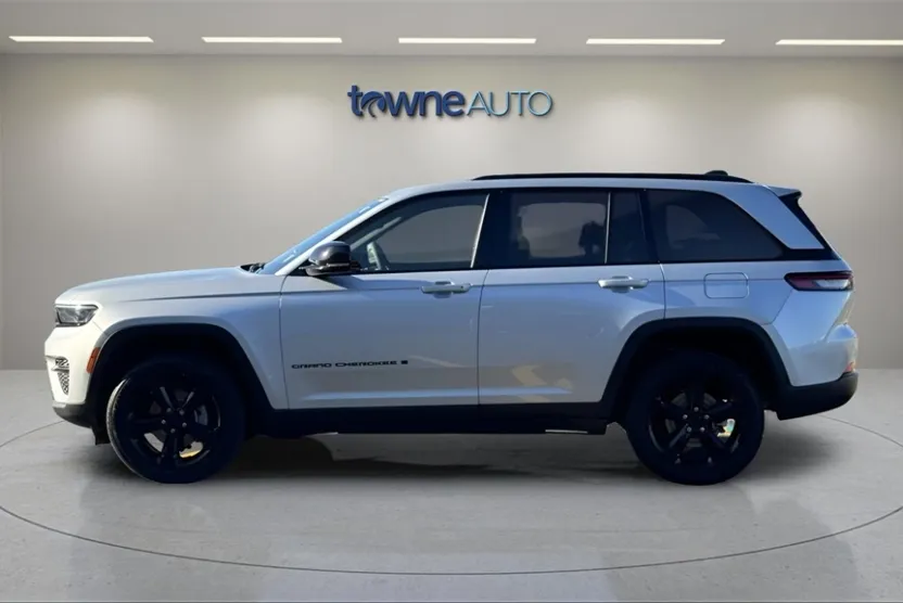 2023 Jeep Grand Cherokee Altitude photo 1