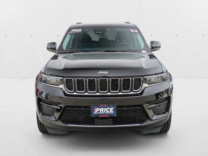 2023 Jeep Grand Cherokee Laredo photo 1