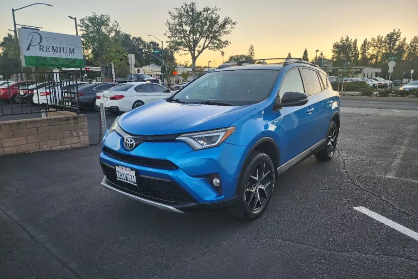 2016 Toyota RAV4 SE photo 1