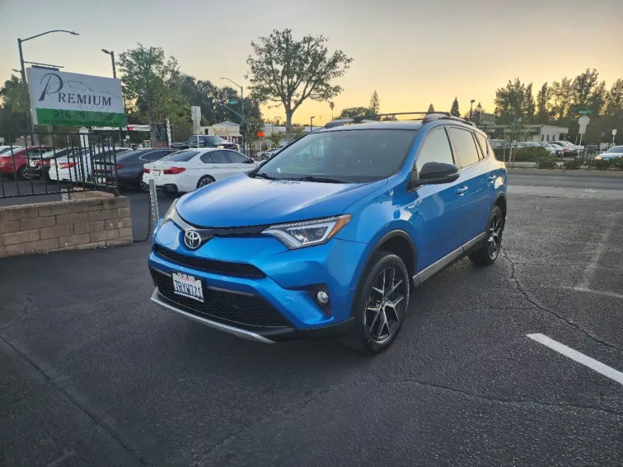 2016 Toyota RAV4 SE photo 1