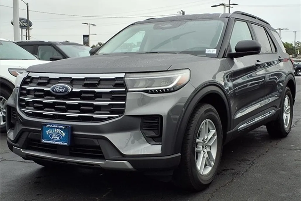 2025 Ford Explorer photo 1