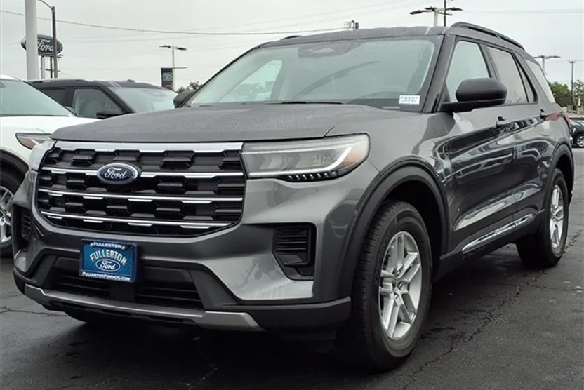 2025 Ford Explorer photo 1