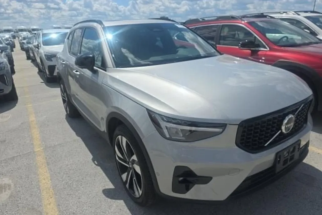 2025 Volvo XC40 Plus photo 1