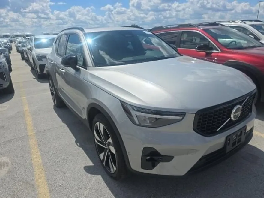 2025 Volvo XC40 Plus photo 1