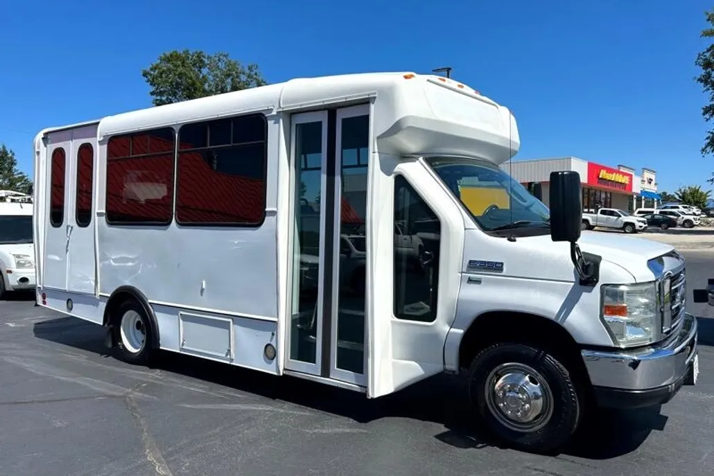 2015 Ford E-350 photo 1