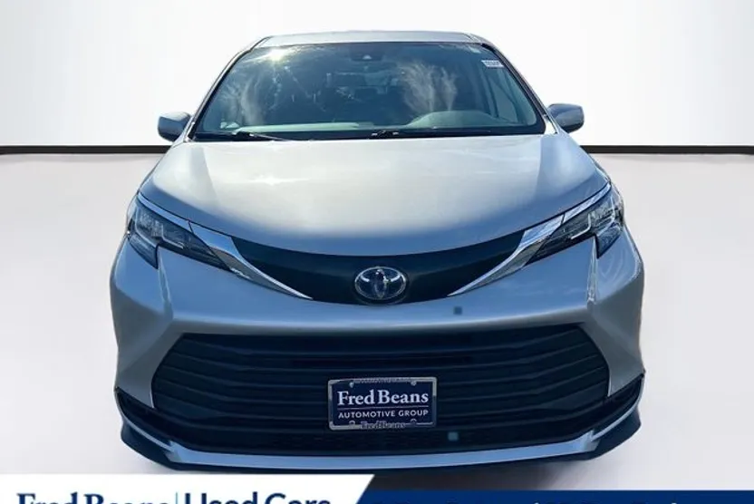 2023 Toyota Sienna LE photo 1