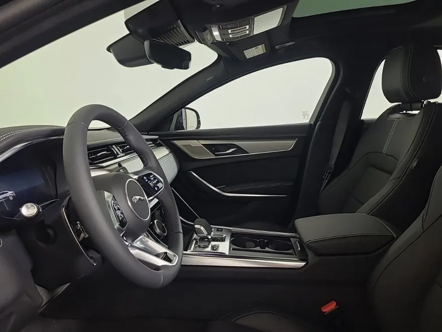 2024 Jaguar XF R-Dynamic SE photo 1