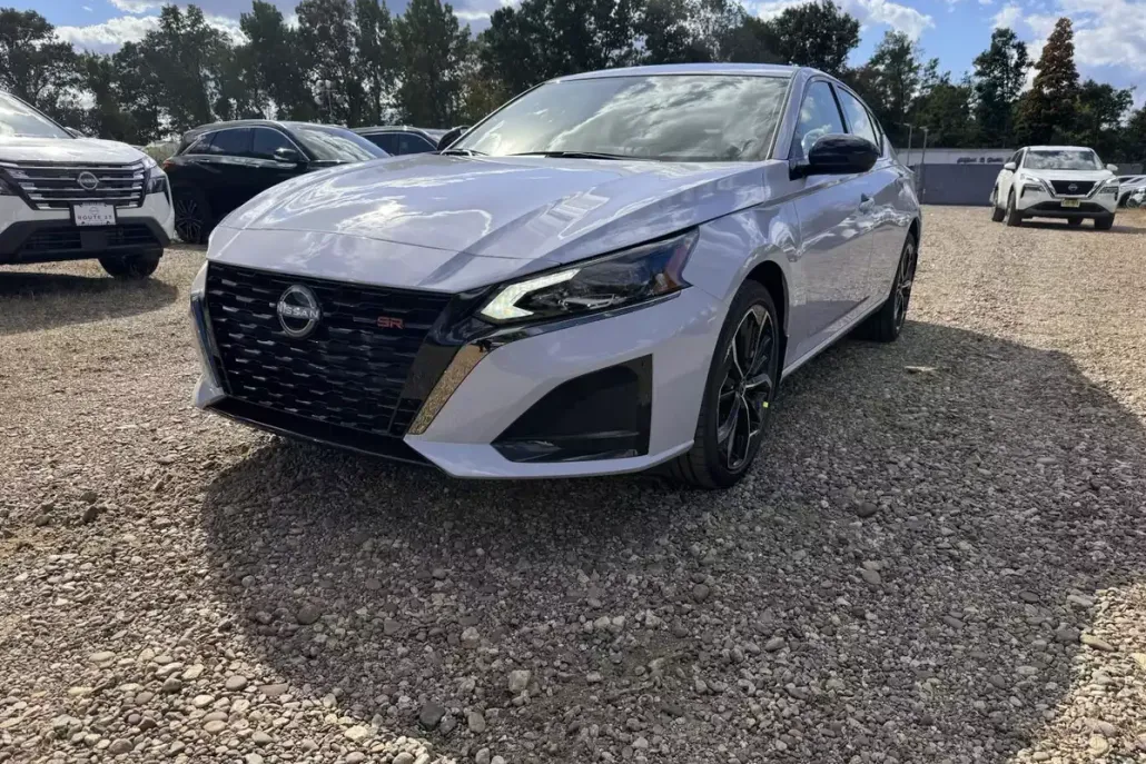 2025 Nissan Altima SR photo 1