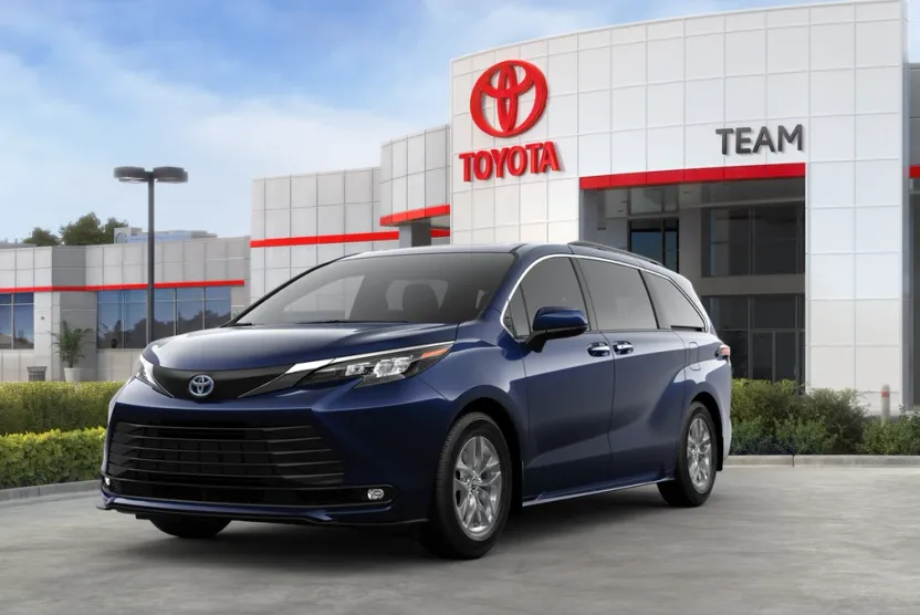 2025 Toyota Sienna XLE photo 1