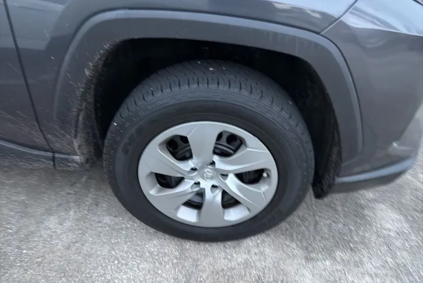 2021 Toyota RAV4 LE photo 1