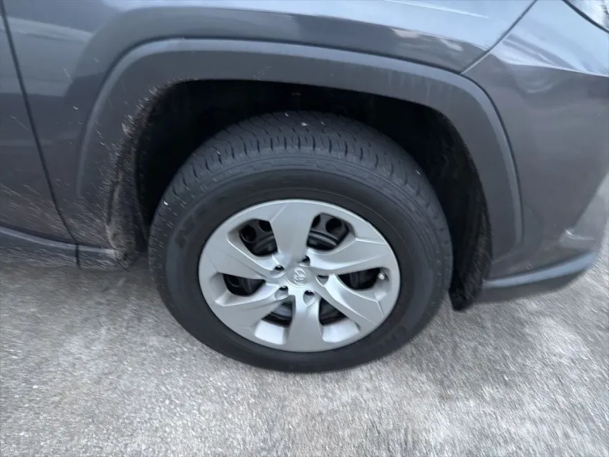 2021 Toyota RAV4 LE photo 1