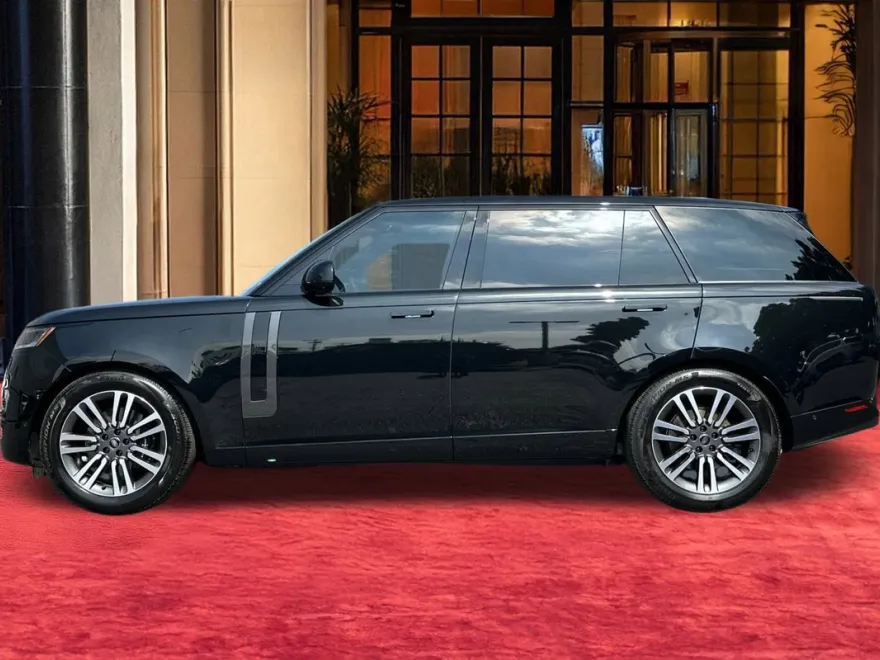2025 Land Rover Range Rover SE photo 1