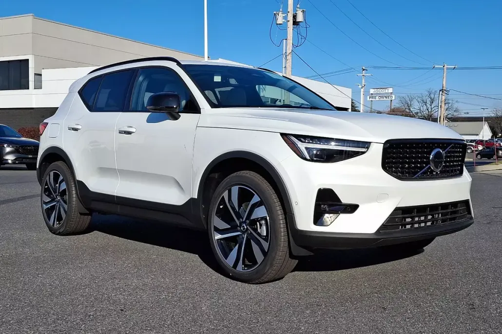 2025 Volvo XC40 photo 1