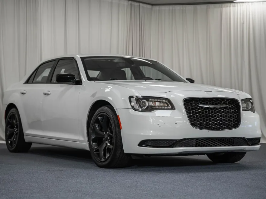 2021 Chrysler 300 Touring photo 1