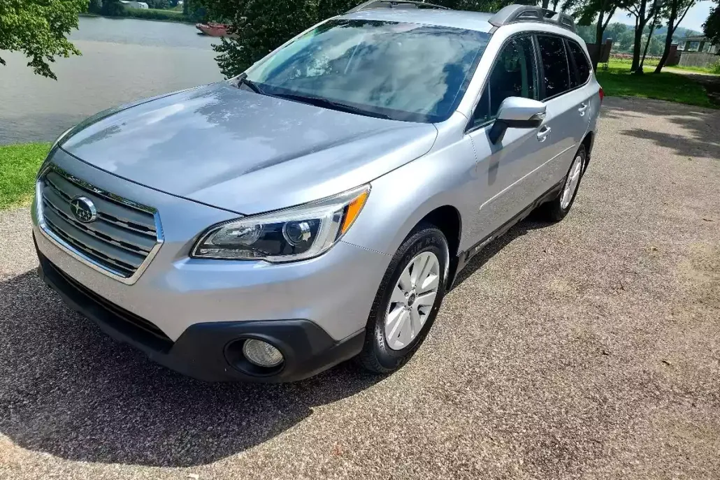 2016 Subaru Outback 2.5i Premium photo 1