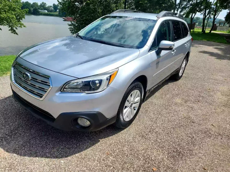 2016 Subaru Outback 2.5i Premium photo 1