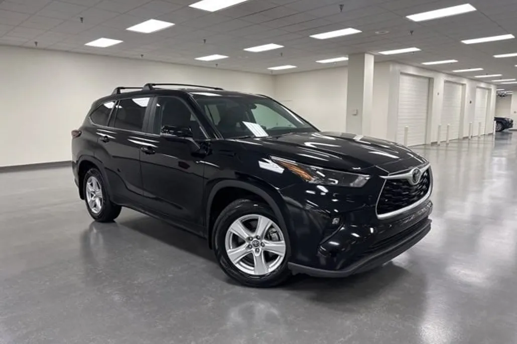 2024 Toyota Highlander LE photo 1