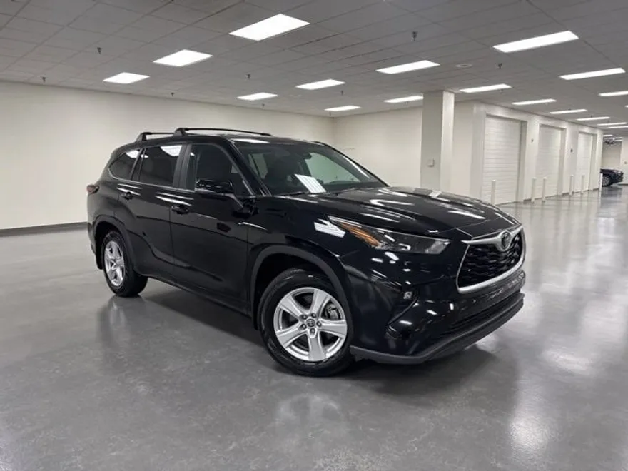 2024 Toyota Highlander LE photo 1